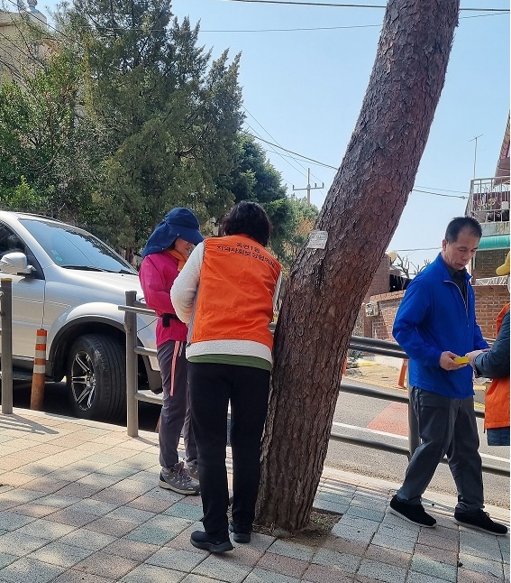 연수구 옥련1동 지역사회보장협의체는 지난 10일 청룡공원에서 옥돌발굴단 복지 사각지대 발굴 홍보 캠페인을 진행했다